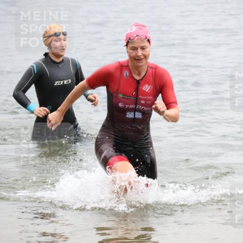 21.06.2025 - 27. Vierlanden-Triathlon Lena Gebhardt http://msf.ph/oto/8041767 15.06.2025 13:08:51 Schwimmen 1181, 1184, 1199 meine-sportfotos.de