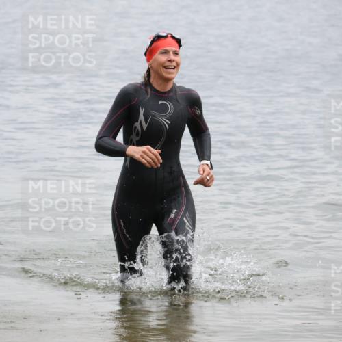 21.06.2025 - 27. Vierlanden-Triathlon Lena Gebhardt http://msf.ph/oto/8041773 15.06.2025 13:08:52 Schwimmen 1181, 1184, 1199 meine-sportfotos.de