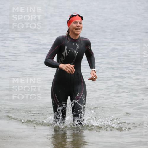 21.06.2025 - 27. Vierlanden-Triathlon Lena Gebhardt http://msf.ph/oto/8041776 15.06.2025 13:08:52 Schwimmen 1181, 1184, 1199 meine-sportfotos.de