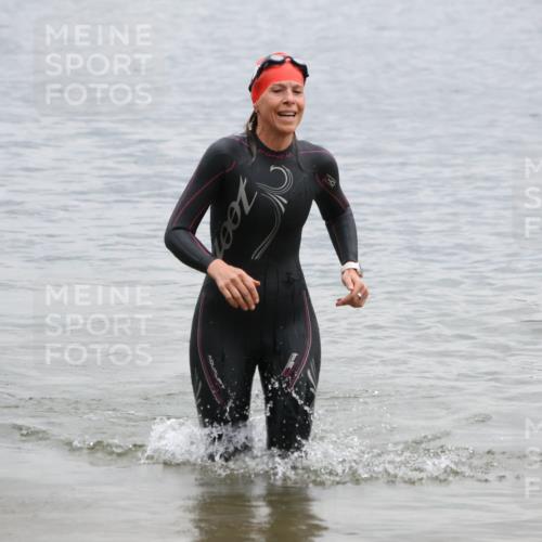 21.06.2025 - 27. Vierlanden-Triathlon Lena Gebhardt http://msf.ph/oto/8041778 15.06.2025 13:08:52 Schwimmen 1181, 1184, 1199 meine-sportfotos.de