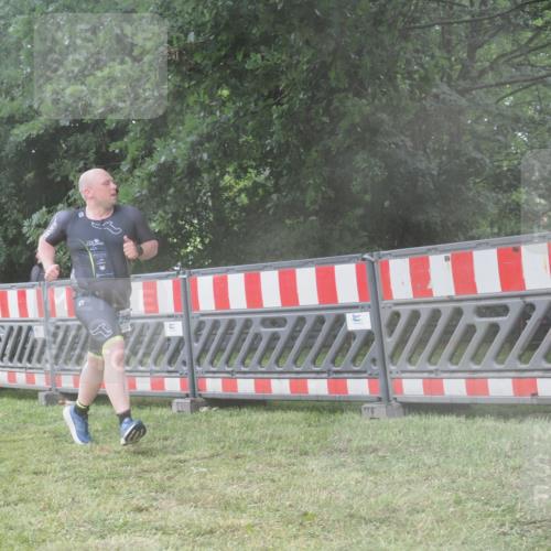 21.06.2025 - 27. Vierlanden-Triathlon KatJ http://msf.ph/oto/8041780 15.06.2025 14:36:21 Ziel 1290 meine-sportfotos.de