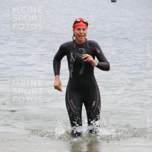 21.06.2025 - 27. Vierlanden-Triathlon Lena Gebhardt http://msf.ph/oto/8041783 15.06.2025 13:08:53 Schwimmen 1181, 1184, 1199 meine-sportfotos.de