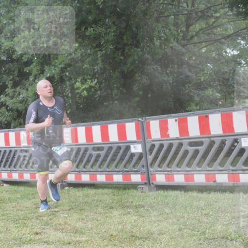 21.06.2025 - 27. Vierlanden-Triathlon KatJ http://msf.ph/oto/8041787 15.06.2025 14:36:21 Ziel 1290 meine-sportfotos.de