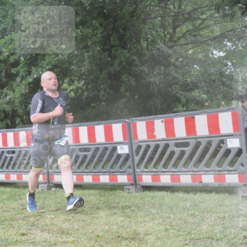 21.06.2025 - 27. Vierlanden-Triathlon KatJ http://msf.ph/oto/8041790 15.06.2025 14:36:21 Ziel 1290 meine-sportfotos.de