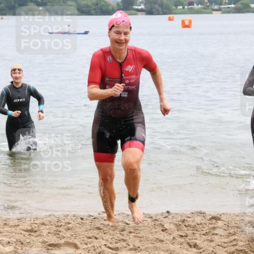 21.06.2025 - 27. Vierlanden-Triathlon Lena Gebhardt http://msf.ph/oto/8041794 15.06.2025 13:08:54 Schwimmen 1181, 1184, 1199 meine-sportfotos.de