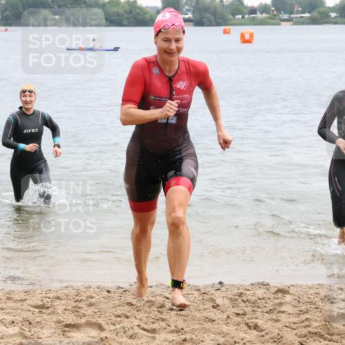21.06.2025 - 27. Vierlanden-Triathlon Lena Gebhardt http://msf.ph/oto/8041797 15.06.2025 13:08:54 Schwimmen 1181, 1184, 1199 meine-sportfotos.de