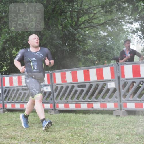 21.06.2025 - 27. Vierlanden-Triathlon KatJ http://msf.ph/oto/8041798 15.06.2025 14:36:22 Ziel 1290 meine-sportfotos.de