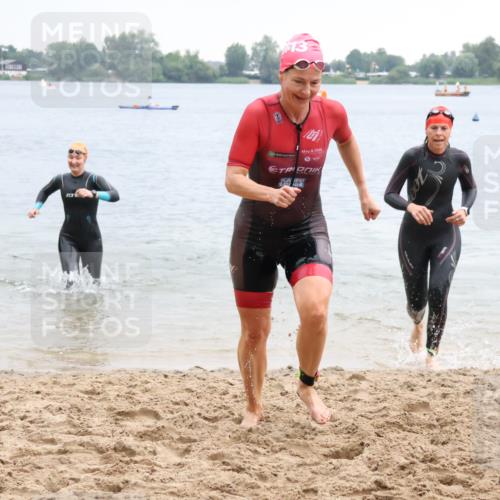 21.06.2025 - 27. Vierlanden-Triathlon Lena Gebhardt http://msf.ph/oto/8041800 15.06.2025 13:08:55 Schwimmen 1181, 1184, 1199 meine-sportfotos.de