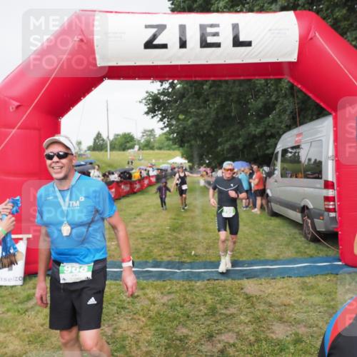 21.06.2025 - 27. Vierlanden-Triathlon MichiJ http://msf.ph/oto/8041802 15.06.2026 13:31:41 Ziel 161, 799, 968 meine-sportfotos.de