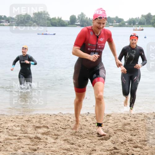 21.06.2025 - 27. Vierlanden-Triathlon Lena Gebhardt http://msf.ph/oto/8041803 15.06.2025 13:08:55 Schwimmen 1181, 1184, 1199 meine-sportfotos.de