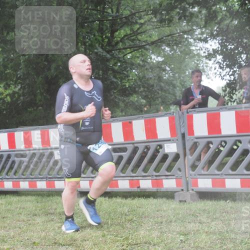 21.06.2025 - 27. Vierlanden-Triathlon KatJ http://msf.ph/oto/8041804 15.06.2025 14:36:22 Ziel 1290 meine-sportfotos.de