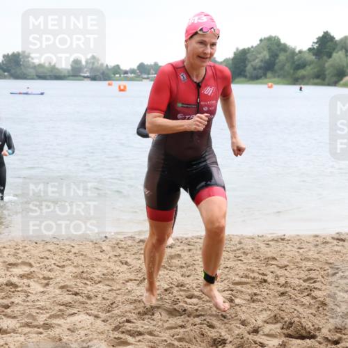 21.06.2025 - 27. Vierlanden-Triathlon Lena Gebhardt http://msf.ph/oto/8041805 15.06.2025 13:08:56 Schwimmen 1181, 1184, 1199 meine-sportfotos.de