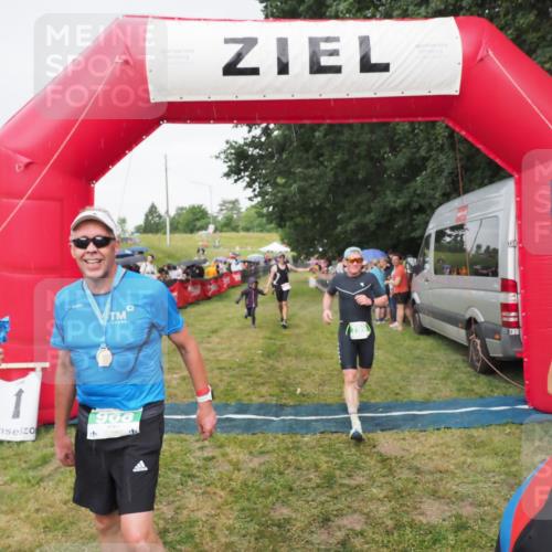 21.06.2025 - 27. Vierlanden-Triathlon MichiJ http://msf.ph/oto/8041806 15.06.2026 13:31:41 Ziel 161, 799, 968 meine-sportfotos.de
