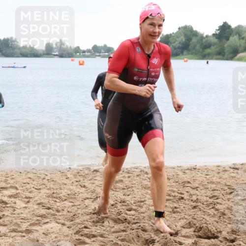 21.06.2025 - 27. Vierlanden-Triathlon Lena Gebhardt http://msf.ph/oto/8041807 15.06.2025 13:08:56 Schwimmen 1181, 1184, 1199 meine-sportfotos.de