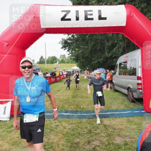 21.06.2025 - 27. Vierlanden-Triathlon MichiJ http://msf.ph/oto/8041808 15.06.2026 13:31:41 Ziel 161, 799, 968 meine-sportfotos.de