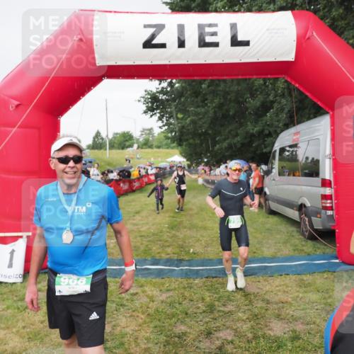 21.06.2025 - 27. Vierlanden-Triathlon MichiJ http://msf.ph/oto/8041810 15.06.2026 13:31:41 Ziel 161, 799, 968 meine-sportfotos.de