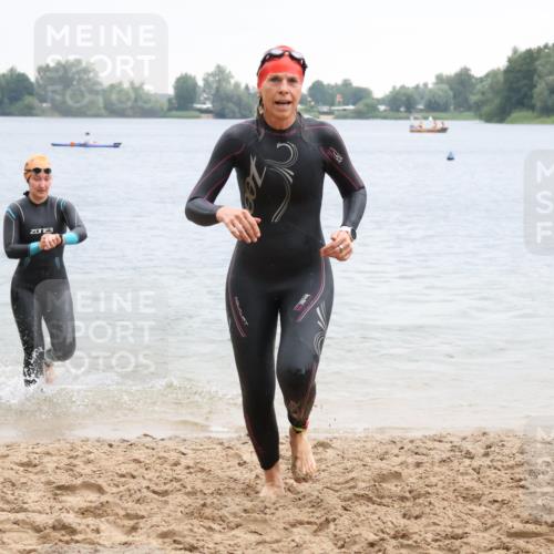 21.06.2025 - 27. Vierlanden-Triathlon Lena Gebhardt http://msf.ph/oto/8041811 15.06.2025 13:08:57 Schwimmen 1181, 1184, 1199 meine-sportfotos.de