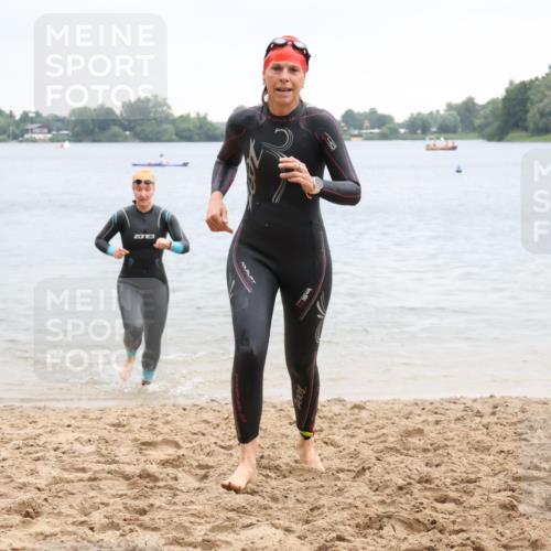 21.06.2025 - 27. Vierlanden-Triathlon Lena Gebhardt http://msf.ph/oto/8041815 15.06.2025 13:08:57 Schwimmen 1181, 1184, 1199 meine-sportfotos.de
