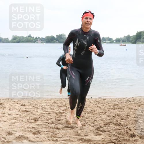 21.06.2025 - 27. Vierlanden-Triathlon Lena Gebhardt http://msf.ph/oto/8041817 15.06.2025 13:08:58 Schwimmen 1181, 1184, 1199 meine-sportfotos.de