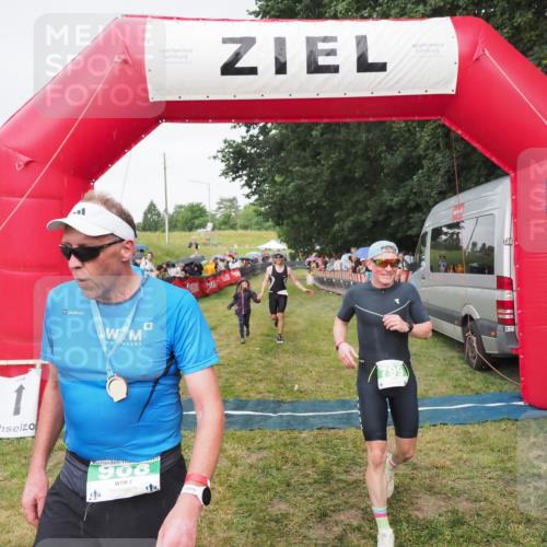 21.06.2025 - 27. Vierlanden-Triathlon MichiJ http://msf.ph/oto/8041820 15.06.2026 13:31:42 Ziel 161, 799, 968 meine-sportfotos.de