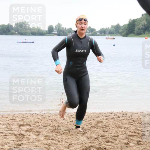 21.06.2025 - 27. Vierlanden-Triathlon Lena Gebhardt http://msf.ph/oto/8041821 15.06.2025 13:08:59 Schwimmen 1181, 1184, 1199 meine-sportfotos.de