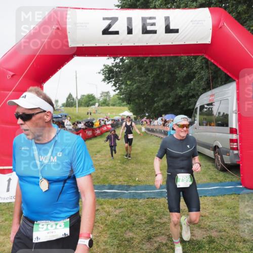 21.06.2025 - 27. Vierlanden-Triathlon MichiJ http://msf.ph/oto/8041822 15.06.2026 13:31:42 Ziel 161, 799, 968 meine-sportfotos.de