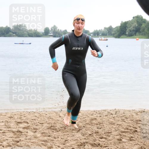 21.06.2025 - 27. Vierlanden-Triathlon Lena Gebhardt http://msf.ph/oto/8041823 15.06.2025 13:08:59 Schwimmen 1181, 1184, 1199 meine-sportfotos.de