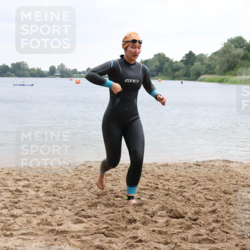 21.06.2025 - 27. Vierlanden-Triathlon Lena Gebhardt http://msf.ph/oto/8041825 15.06.2025 13:09:00 Schwimmen 1181, 1184, 1199 meine-sportfotos.de