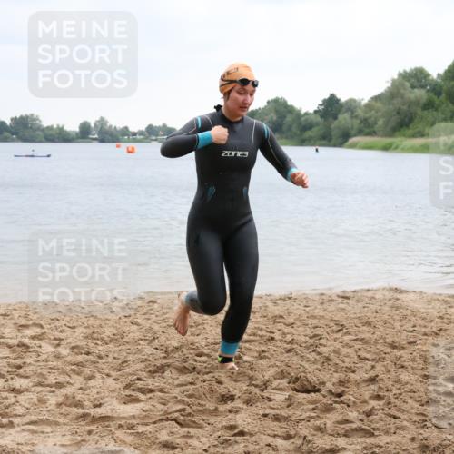 21.06.2025 - 27. Vierlanden-Triathlon Lena Gebhardt http://msf.ph/oto/8041827 15.06.2025 13:09:00 Schwimmen 1181, 1184, 1199 meine-sportfotos.de