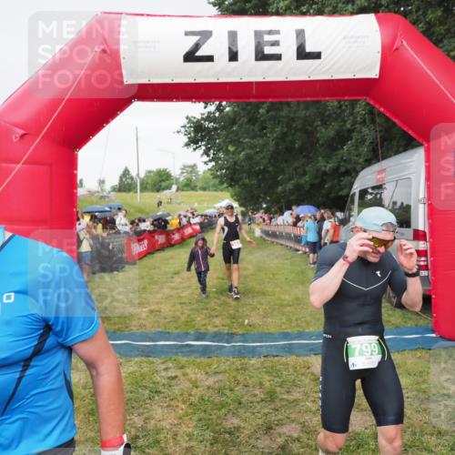 21.06.2025 - 27. Vierlanden-Triathlon MichiJ http://msf.ph/oto/8041831 15.06.2026 13:31:42 Ziel 161, 799, 968 meine-sportfotos.de