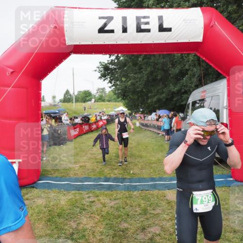 21.06.2025 - 27. Vierlanden-Triathlon MichiJ http://msf.ph/oto/8041833 15.06.2026 13:31:43 Ziel 161, 799, 968 meine-sportfotos.de