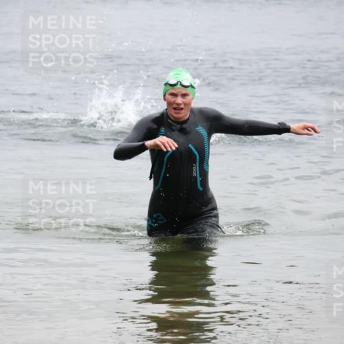21.06.2025 - 27. Vierlanden-Triathlon Lena Gebhardt http://msf.ph/oto/8041835 15.06.2025 13:09:28 Schwimmen 1201 meine-sportfotos.de