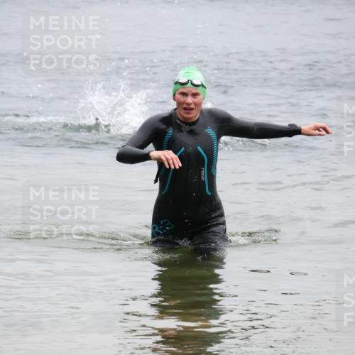 21.06.2025 - 27. Vierlanden-Triathlon Lena Gebhardt http://msf.ph/oto/8041837 15.06.2025 13:09:28 Schwimmen 1201 meine-sportfotos.de