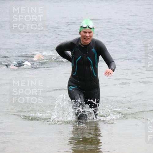 21.06.2025 - 27. Vierlanden-Triathlon Lena Gebhardt http://msf.ph/oto/8041841 15.06.2025 13:09:31 Schwimmen 1201 meine-sportfotos.de
