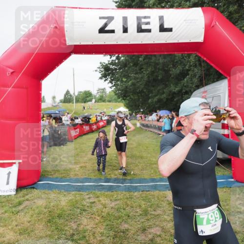 21.06.2025 - 27. Vierlanden-Triathlon MichiJ http://msf.ph/oto/8041842 15.06.2026 13:31:43 Ziel 161, 799, 968 meine-sportfotos.de