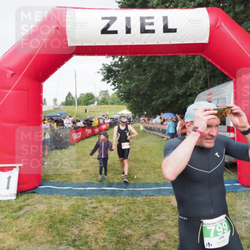 21.06.2025 - 27. Vierlanden-Triathlon MichiJ http://msf.ph/oto/8041844 15.06.2026 13:31:43 Ziel 161, 799, 968 meine-sportfotos.de