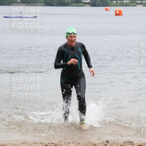 21.06.2025 - 27. Vierlanden-Triathlon Lena Gebhardt http://msf.ph/oto/8041847 15.06.2025 13:09:33 Schwimmen 1201 meine-sportfotos.de