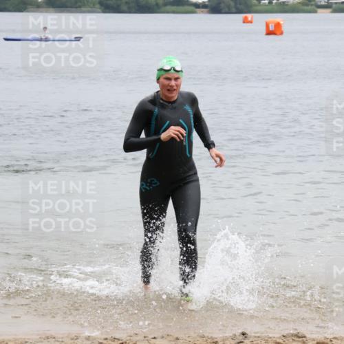 21.06.2025 - 27. Vierlanden-Triathlon Lena Gebhardt http://msf.ph/oto/8041849 15.06.2025 13:09:33 Schwimmen 1201 meine-sportfotos.de