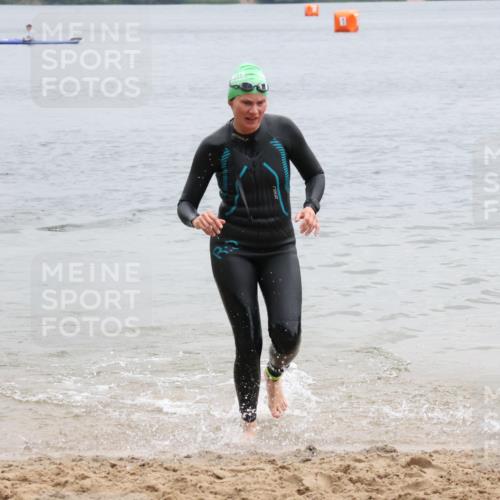 21.06.2025 - 27. Vierlanden-Triathlon Lena Gebhardt http://msf.ph/oto/8041850 15.06.2025 13:09:34 Schwimmen 1201 meine-sportfotos.de