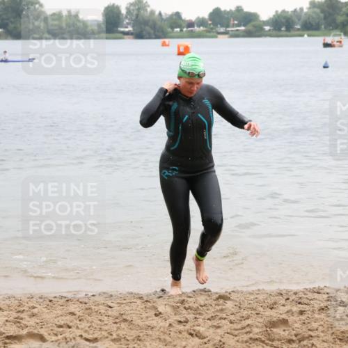 21.06.2025 - 27. Vierlanden-Triathlon Lena Gebhardt http://msf.ph/oto/8041854 15.06.2025 13:09:35 Schwimmen 1201 meine-sportfotos.de
