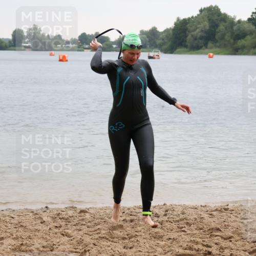 21.06.2025 - 27. Vierlanden-Triathlon Lena Gebhardt http://msf.ph/oto/8041858 15.06.2025 13:09:35 Schwimmen 1201 meine-sportfotos.de
