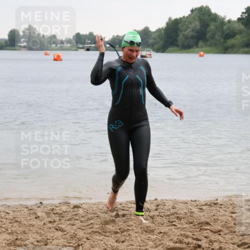 21.06.2025 - 27. Vierlanden-Triathlon Lena Gebhardt http://msf.ph/oto/8041860 15.06.2025 13:09:36 Schwimmen 1201 meine-sportfotos.de