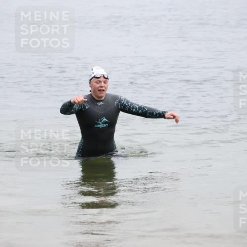21.06.2025 - 27. Vierlanden-Triathlon Lena Gebhardt http://msf.ph/oto/8041865 15.06.2025 13:09:38 Schwimmen 1201 meine-sportfotos.de