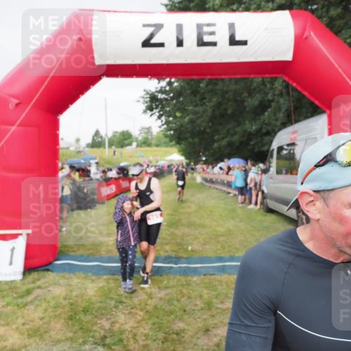 21.06.2025 - 27. Vierlanden-Triathlon MichiJ http://msf.ph/oto/8041868 15.06.2026 13:31:45 Ziel 161, 760, 799 meine-sportfotos.de