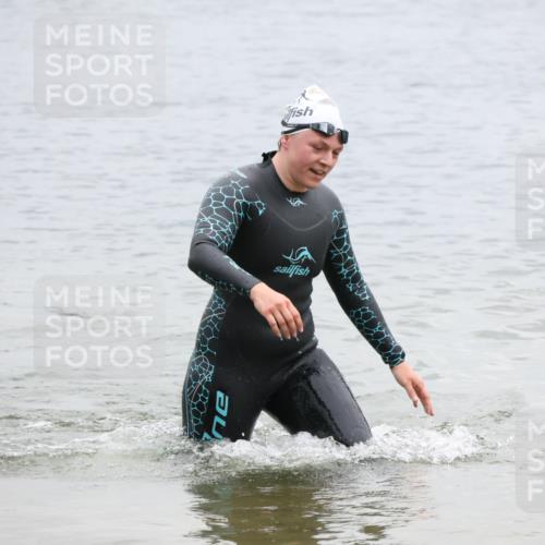 21.06.2025 - 27. Vierlanden-Triathlon Lena Gebhardt http://msf.ph/oto/8041870 15.06.2025 13:09:41 Schwimmen 1201, 1213 meine-sportfotos.de