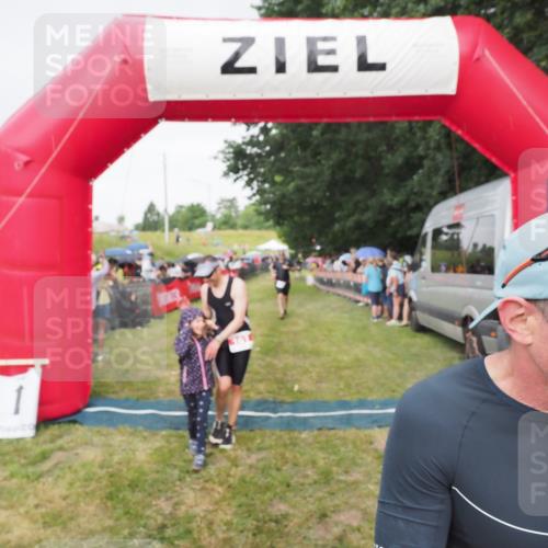 21.06.2025 - 27. Vierlanden-Triathlon MichiJ http://msf.ph/oto/8041871 15.06.2026 13:31:45 Ziel 161, 760, 799 meine-sportfotos.de