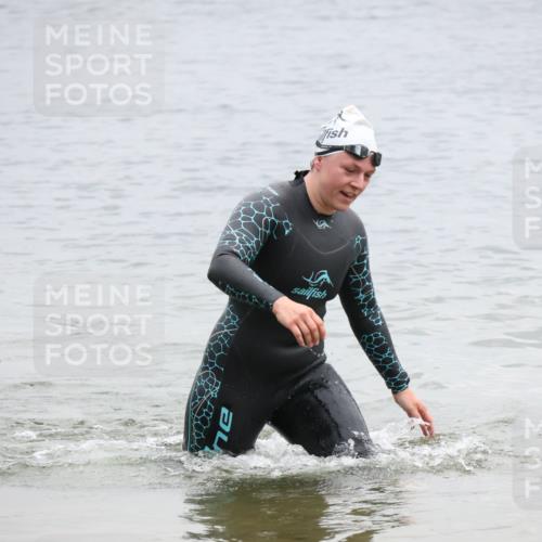 21.06.2025 - 27. Vierlanden-Triathlon Lena Gebhardt http://msf.ph/oto/8041872 15.06.2025 13:09:41 Schwimmen 1201, 1213 meine-sportfotos.de