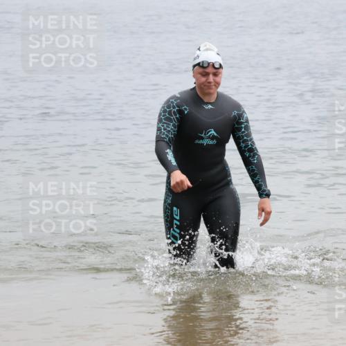 21.06.2025 - 27. Vierlanden-Triathlon Lena Gebhardt http://msf.ph/oto/8041874 15.06.2025 13:09:42 Schwimmen 1201, 1213 meine-sportfotos.de