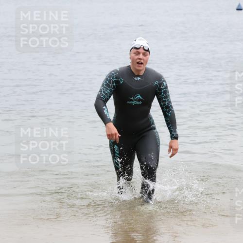 21.06.2025 - 27. Vierlanden-Triathlon Lena Gebhardt http://msf.ph/oto/8041878 15.06.2025 13:09:43 Schwimmen 1201, 1213 meine-sportfotos.de