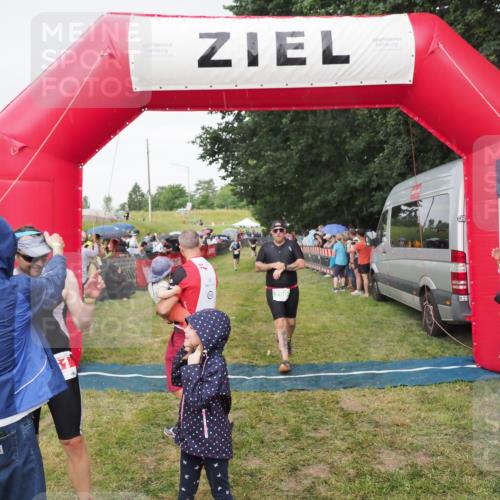 21.06.2025 - 27. Vierlanden-Triathlon MichiJ http://msf.ph/oto/8041882 15.06.2026 13:31:48 Ziel 161, 760 meine-sportfotos.de